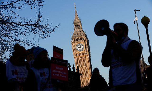 Gesundheitspersonal protestiert in London. Angesichts der Personalknappheit im öffentlichen Sektor des Vereinigten Königreichs stößt der australische Plan auf Bedenken.