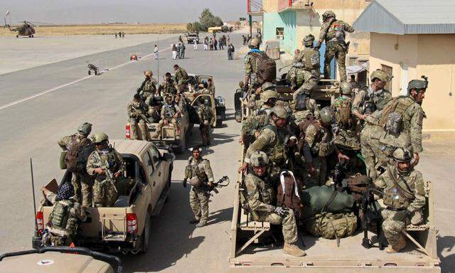 Afghan special forces arrive for a battle with the Taliban in Kunduz city