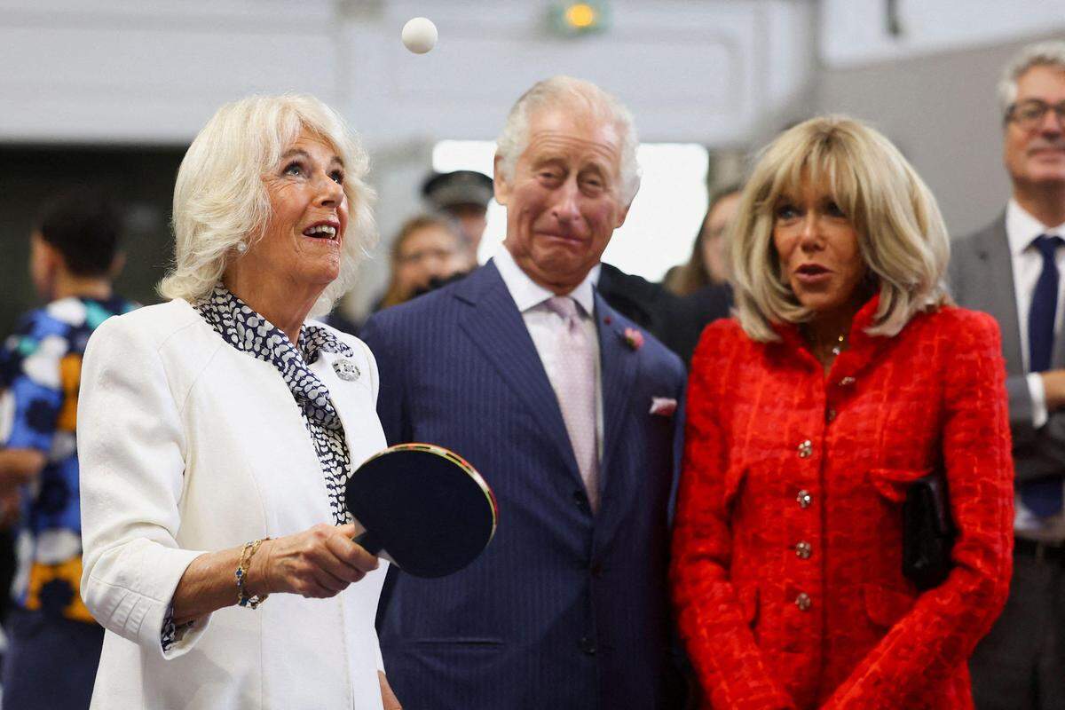 22. September. Royales Ping Pong beim Besuch von Charles und Camilla in Frankreich.