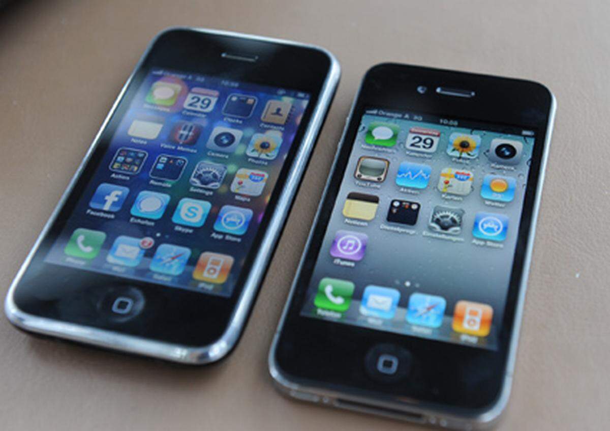 Im Vergleich zum bisher aktuellen iPhone 3GS fällt sofort der Größenunterschied auf. Das iPhone 4 ist um einiges schlanker und kompakter als das bisherige Topmodell. Letzteres wirkt sogar richtig altmodisch, wenn man beide neben einander hält.
