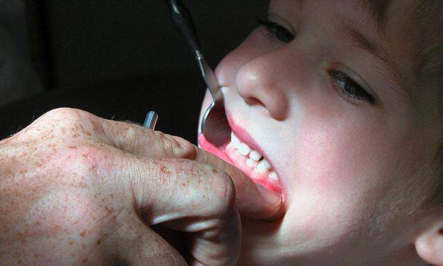 Themenbild: Kind beim Zahnarzt