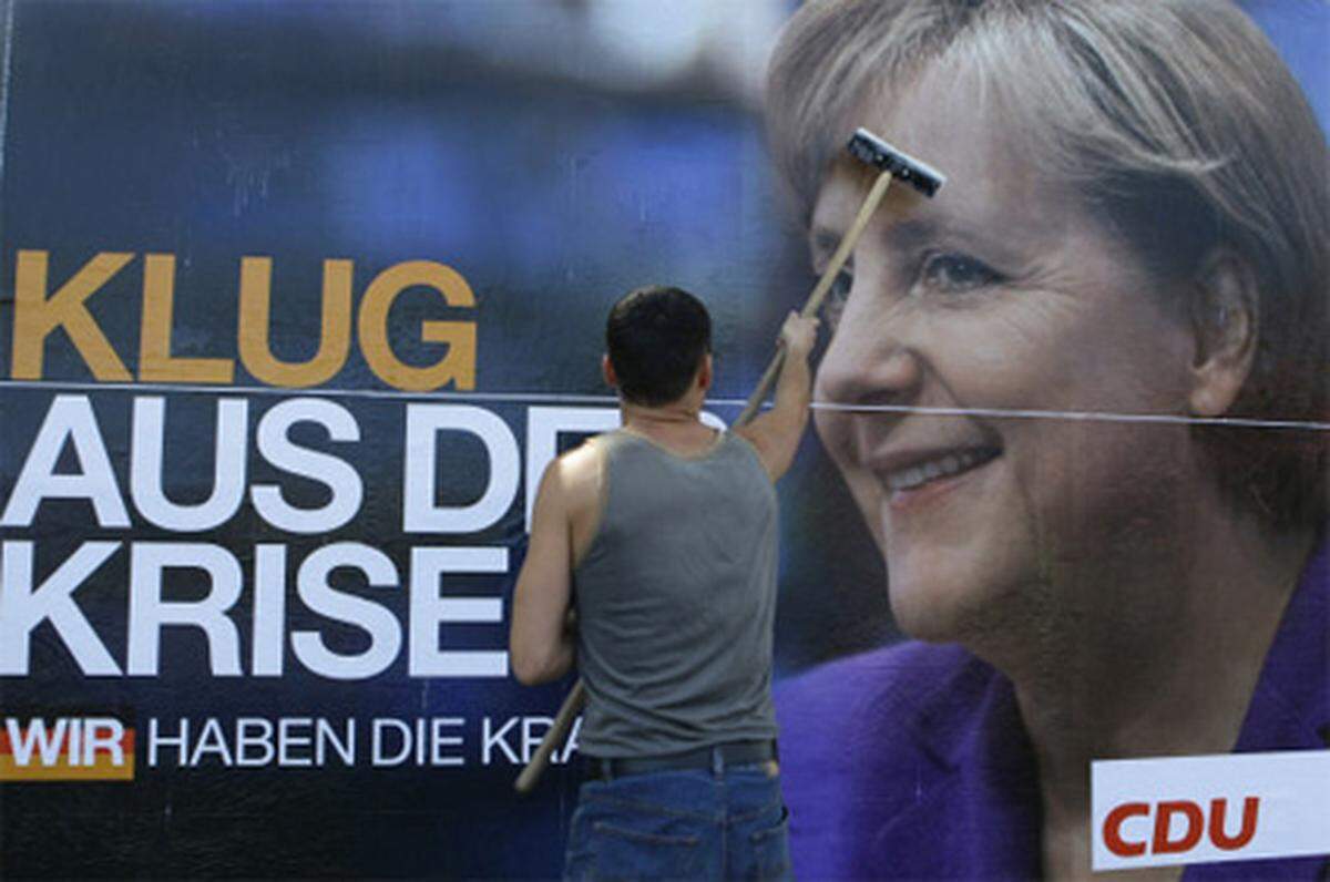Die CDU setzt voll auf Kanzlerin Angela Merkel. Die bisherigen CDU-Wahlplakate der ersten Welle mit den Fotos von CDU-Ministern wie Ursula von der Leyen oder Franz Josef Jung werden mit den neuen Merkel-Motiven überklebt