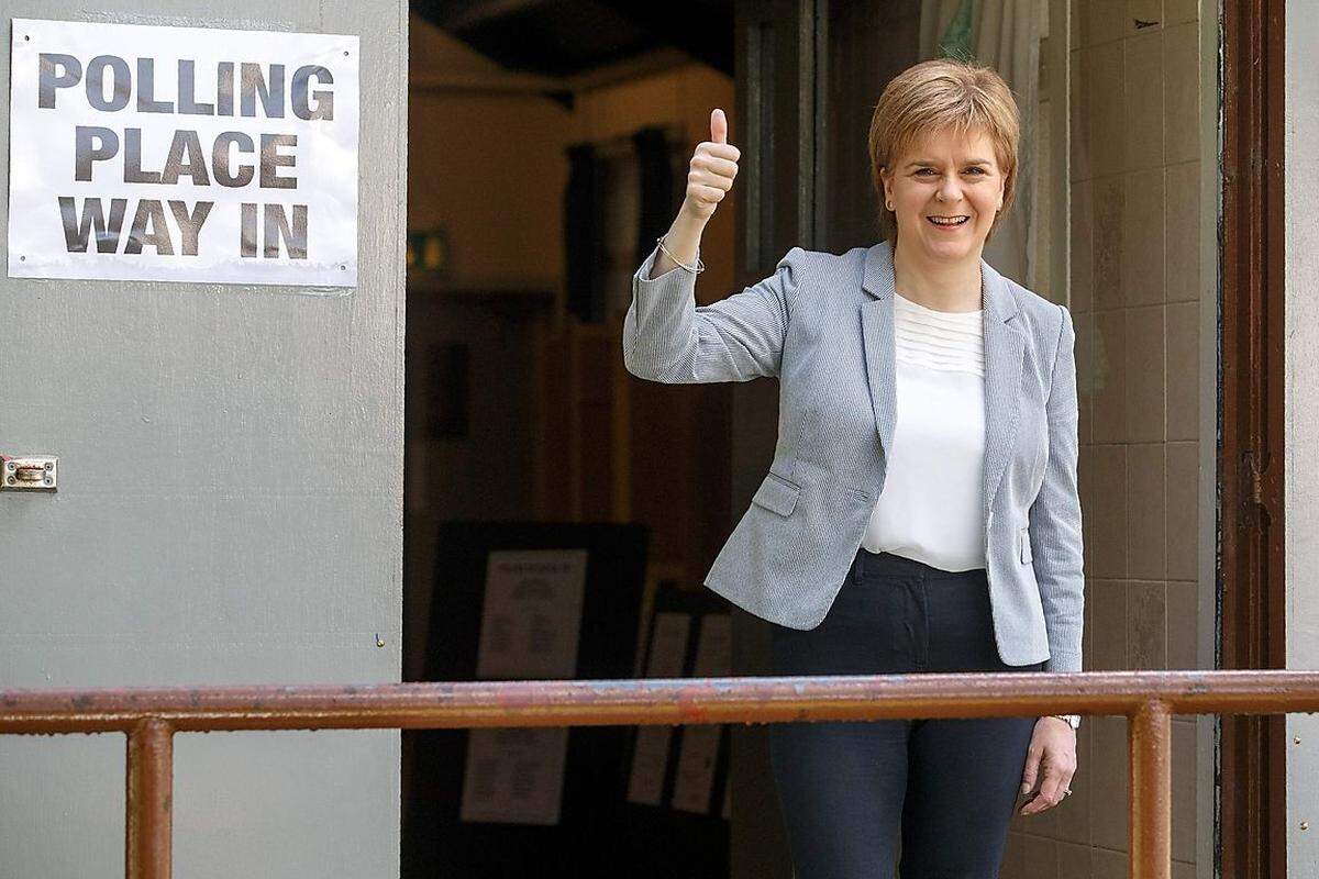Schottland will nach Ansicht seiner führenden Politiker in der EU bleiben. Das Ergebnis bei der Brexit-Abstimmung mache "klar, dass das Volk Schottlands seine Zukunft als Teil der Europäischen Union sieht", sagte Regierungschefin Nicola Sturgeon am Freitag laut der britischen Presseagentur PA.