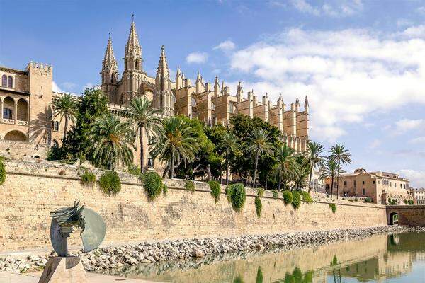 Das Veranstaltungsgelände liegt traditionell zu Füßen der Kathedrale La Seu in der Inselhauptstadt Palma.
