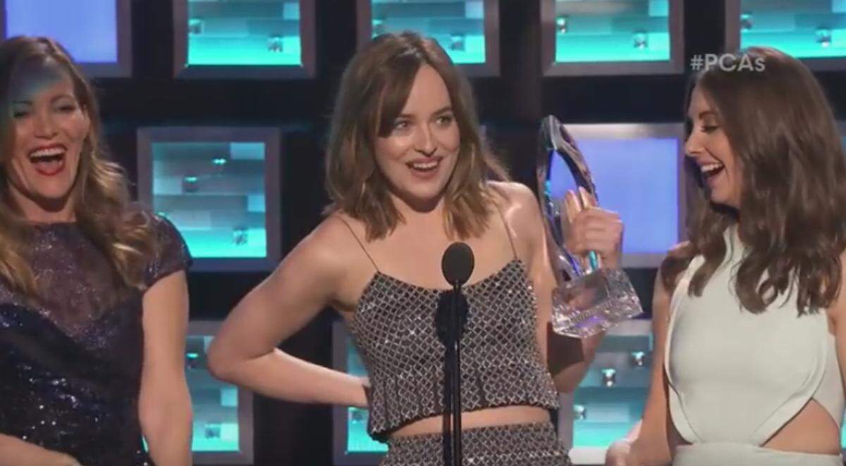 Zu einem peinlichen Moment kam es bei den People's Choice Awards für Dakota Johnson, als sie auf die Bühne kam um sich den Preis als beliebteste Schauspielerin in der Kategorie Drama abzuholen. Der Verschluss ihres glitzernden Oberteils löste sich, was für Verrenkungen seitens der Schauspielerin sorgte.