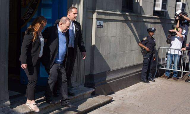 Harvey Weinstein wird in Handschellen abgeführt.