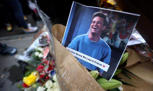Bei einem ehemaligen Drehort der Serie „Friends“ in New York hinterlassen Fans Blumen und andere Tribute für den verstorbenen Schauspieler Matthew Perry.