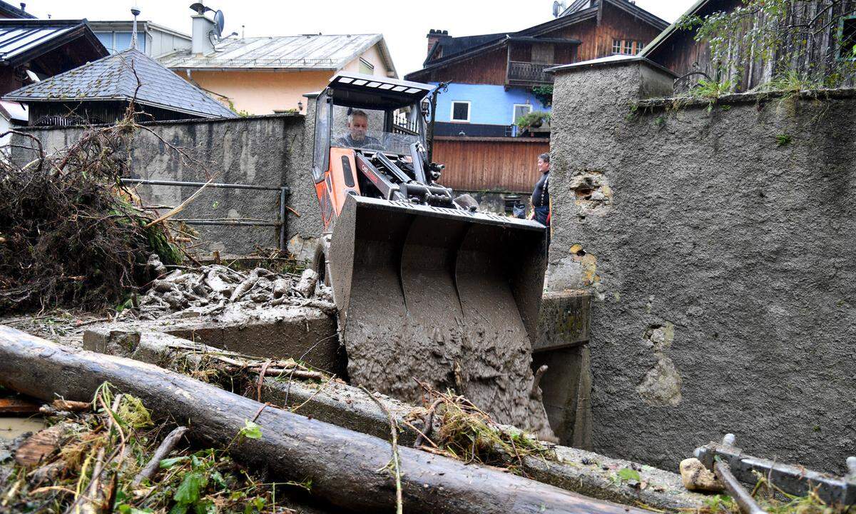 Verklausungen waren auch der Grund, warum sich der ansonsten kleine Bach in einen reißenden Fluss verwandelt hatte, der Wasser durch die Altstadt spülte.