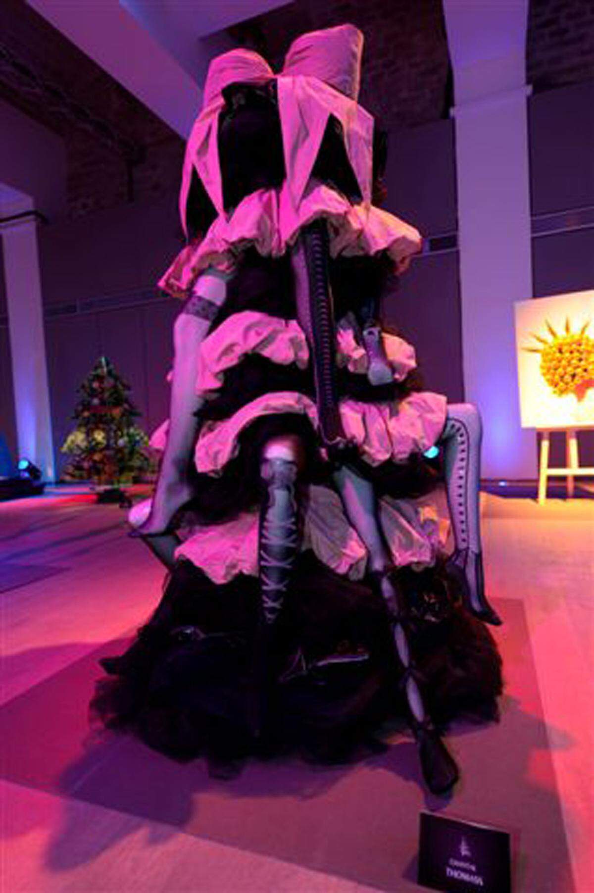Die französische Dessous-Doyenne Chantal Thomass entwarf diesen Cancan-Baum für die "Sapins de Noël des créateurs."
