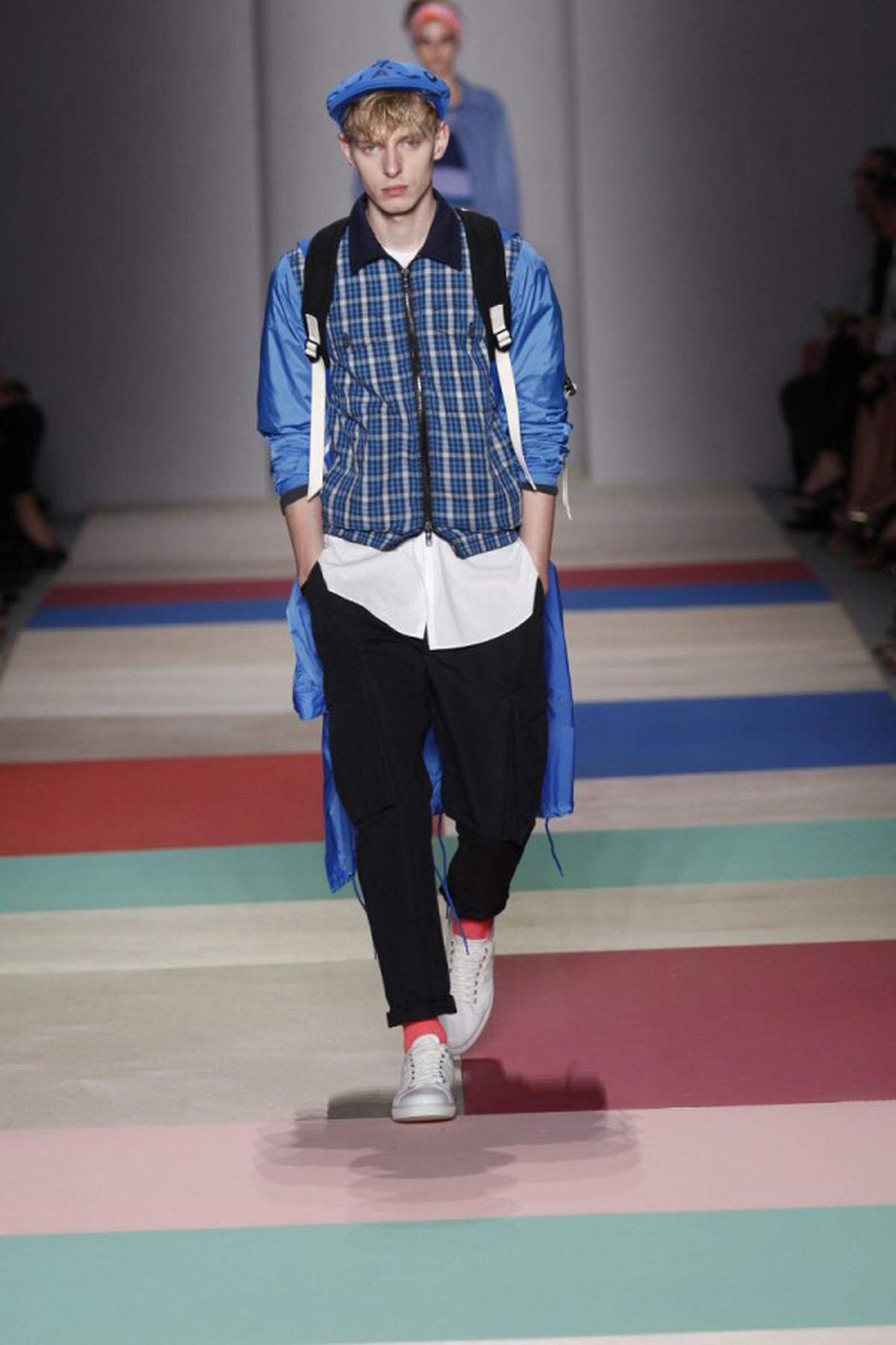 Wie gut man Hemden und sportliche Mode kombinieren kann, präsentiert auch Marc by Marc Jacobs.