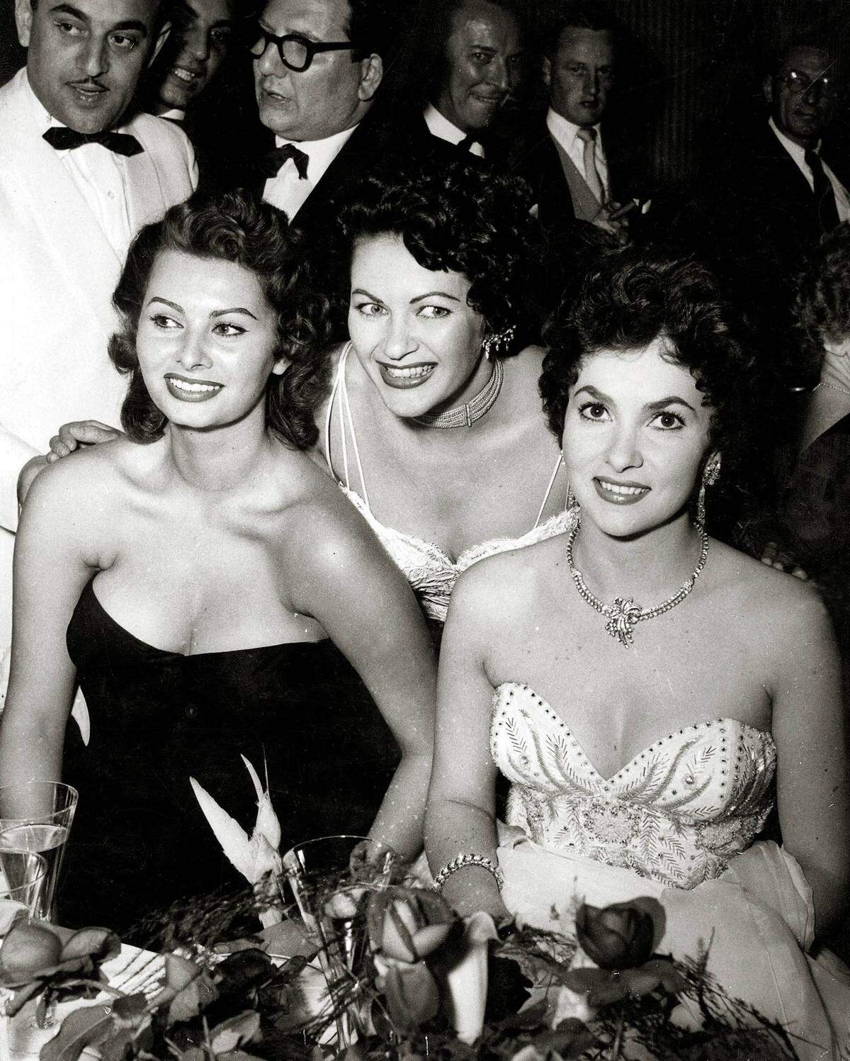 Einen Oscar, den ihre "Busenfeindin" Sophia Loren (links neben Yvonne de Carlo) und Charakterdarstellerin Anna Magnani errangen, hat die Lollobrigida jedoch nie bekommen.
