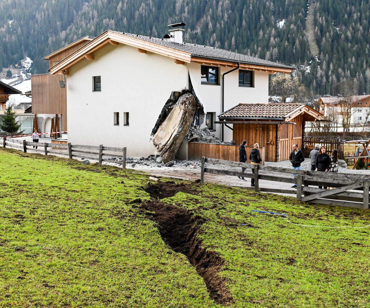 So etwas sieht man nicht alle Tage: Ein riesiger Felsbrocken ist in der Nacht auf den Karfreitag mitten in ein Tiroler Haus in Neustift im Stubaital gestürzt.