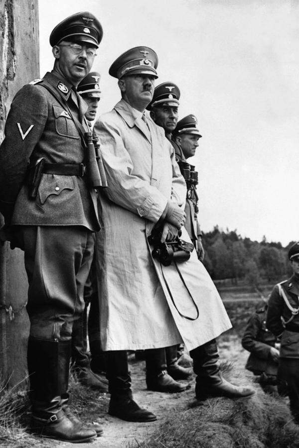 Der Bau des Lagers begann im Herbst 1941. SS-Reichsführer Heinrich Himmler (am Bild neben Hitler) befahl die Errichtung nahe der Stadt Oswiecim im besetzten Polen. Ursprünglich war Auschwitz als Gefangenenlager geplant. 1941 bestimmten es die Nazis zum Vernichtungslager.