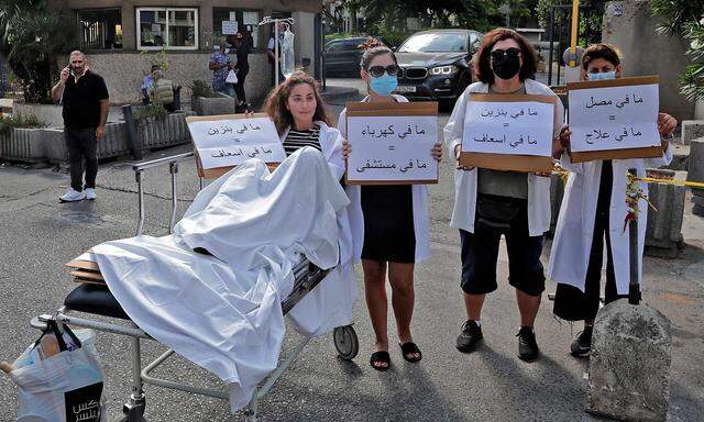"Kein Strom, kein Spital". Protest vor einem Krankenhaus in Beirut