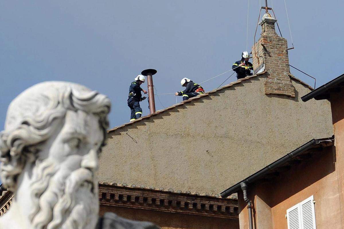 Der Ursprung dieser Tradition ist weitgehend unbekannt. Schon für die Papstwahl 1775 im römischen Quirinalspalast ist Rauch als Signal für die draußen Wartenden belegt. Spätestens seit 1878 ist der Rauch fester Bestandteil des Konklaves.