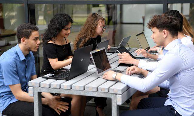 Schüler mit Laptops in einer Schule in Wien vor dem Besuch von Kurz und Faßmann zur Präsentation der Digitaloffensive. 