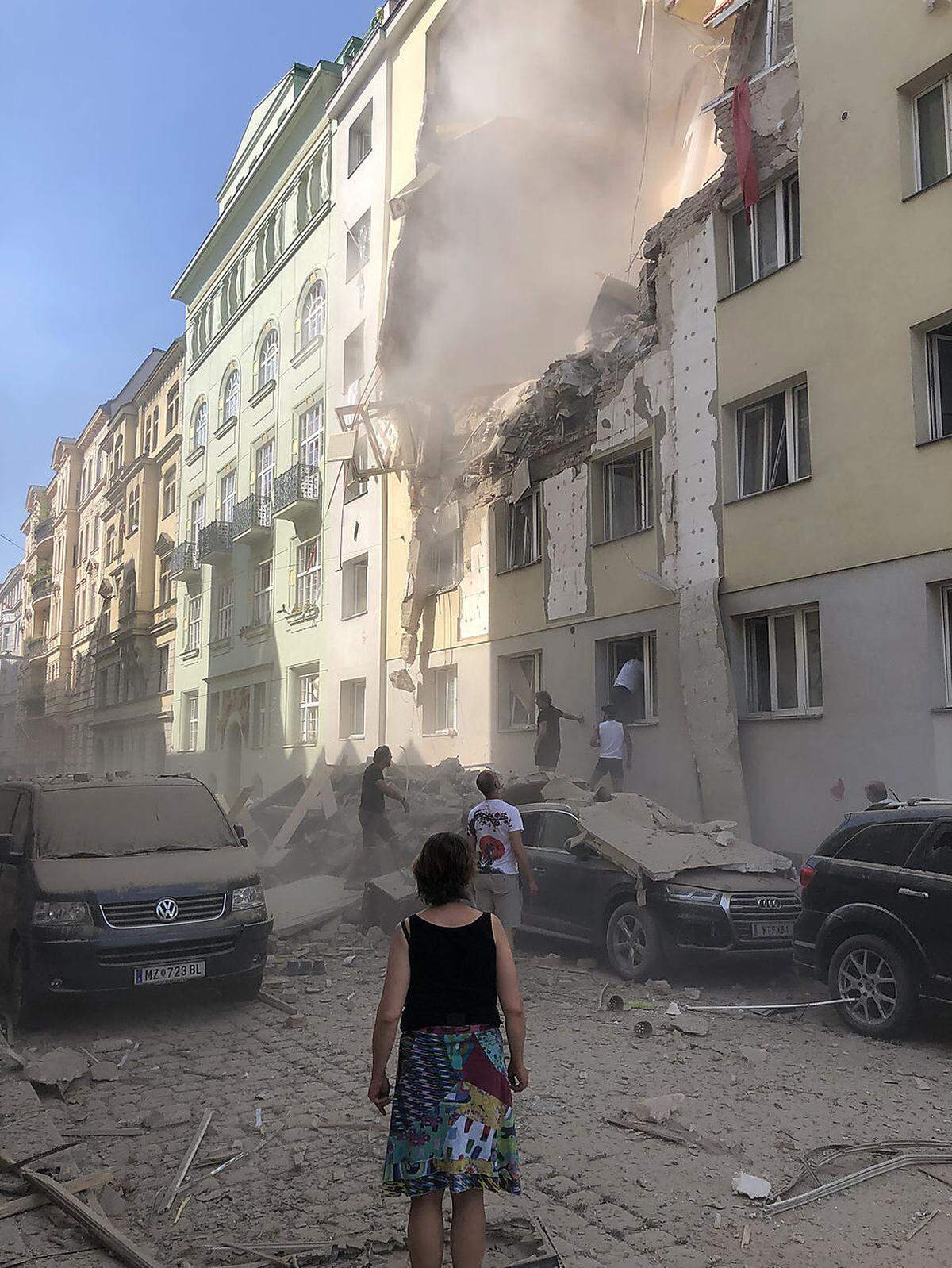 "Ich war in meinem Lokal. Die Erschütterung war so groß, dass von der Decke und aus den Ritzen der Kalk gerieselt ist", erzählt der Besitzer eines Lokals ganz in der Nähe. Dieses Foto kursierte kurz darauf in den sozialen Medien.