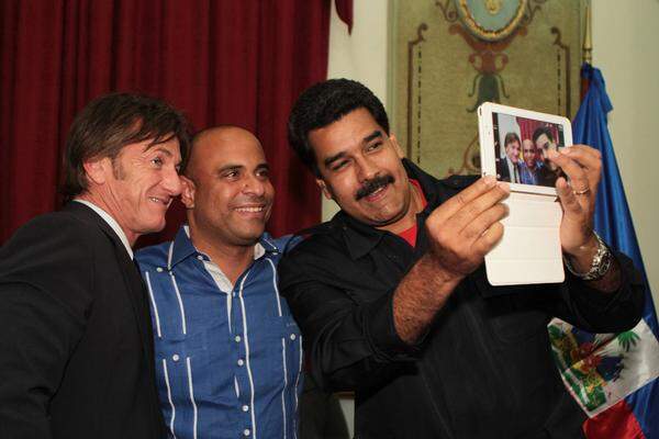 Das letzte Selfie kommt aus Venezuela: Der sozialistische Staatschef Nicolas Maduro posiert mit Haitis Premier Laurent Lamothe und dem beliebten US-Schauspieler Sean Penn. Fazit: Nicht alle "Selfies" dürften dem Weißen Haus gefallen.