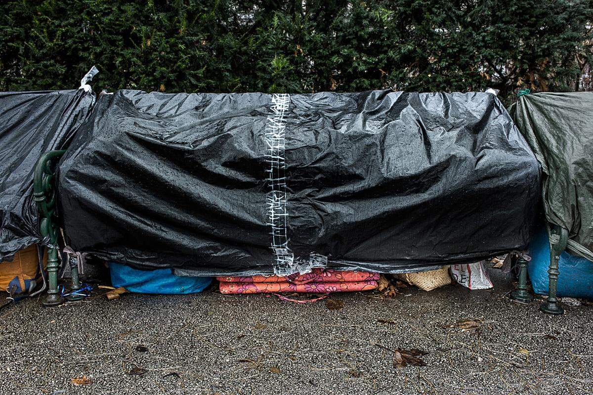 Inzwischen dürfen die Obdachlosen nicht mehr im Park übernachten. Diejenigen, die geblieben sind, schlafen deshalb auf der Parkmauer. Foto: Lukas Ilgner "Shelter" 