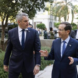 Österreichs Bundeskanzler Karl Nehammer trifft den israelischen Präsidenten Yitzhak Herzog in Tel Aviv. Herzog nannte Österreich „einen Freund Israels“.