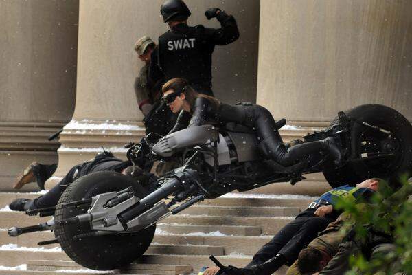Der Internetdienst TMZ veröffentlichte jetzt das erste Foto der neuen Katzendame. Darauf zu sehen ist die Mimin ("Der Teufel trägt Prada"), wie sie im engen Lederkostüm das Batman-Motorrad fährt. "The Dark Knight Rises", der dritte Batman-Film von Regisseur Christopher Nolan, wird im Juli 2012 in den Kinos anlaufen.