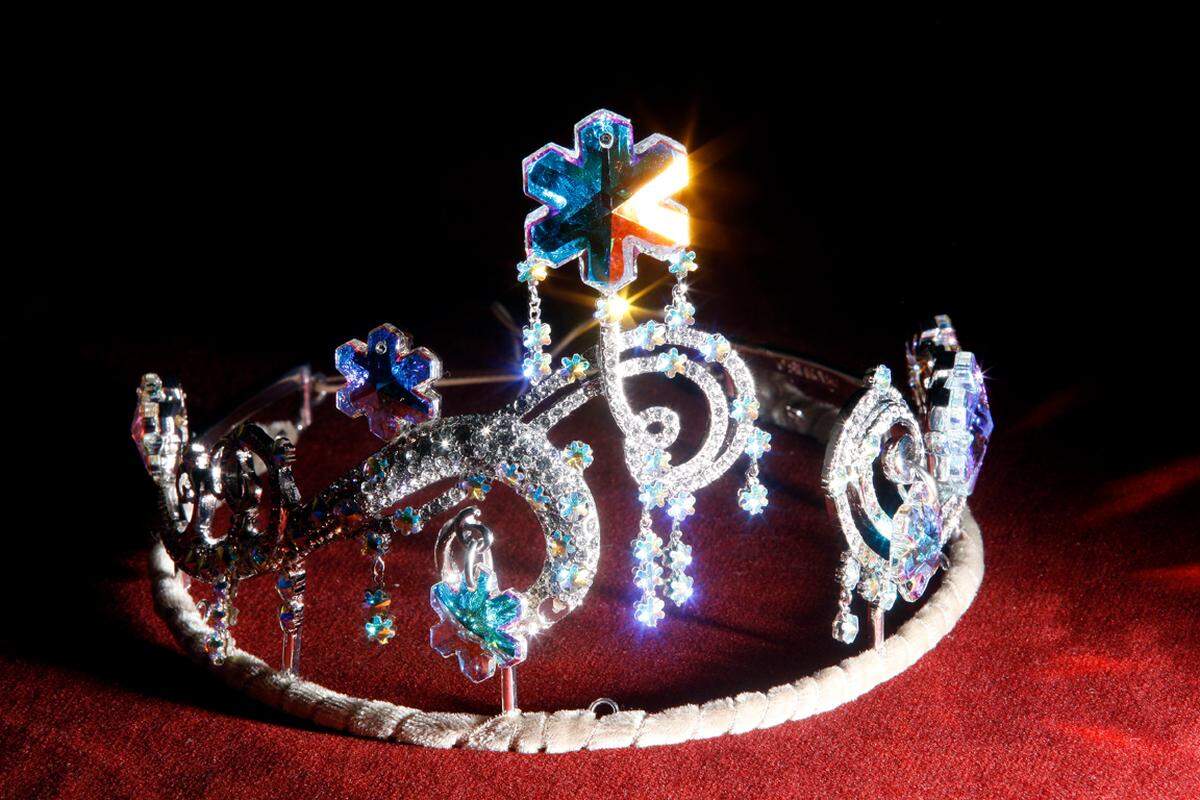Prinz Dimitri von Jugoslawien gestaltete die glitzernden Stücke für Swarovski. In seinem Design wirbeln funkelnde Spiralen in Form von Eiskristallen.