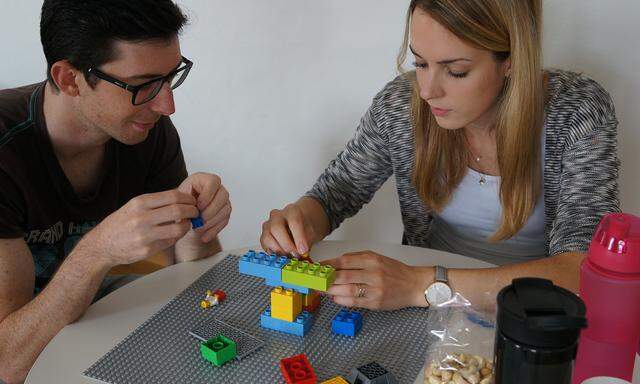 Studierende der FH IMC Krems vertiefen sich mit Lego-Bausteinen in ihre Aufgabe. 