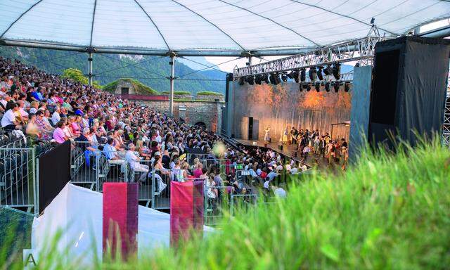 Im Kufsteinerland ermöglichen geschichtsträchtige Spielstätten und moderne Bühnentechnik Kulturgenuss auf höchstem Niveau.
