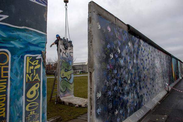 Am Morgen hatte ein Kran ein bemaltes Stück aus dem längsten noch erhaltenen Teilstück der Berliner Mauer herausgerissen.
