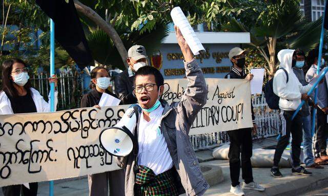 Proteste gegen das Militär vor der Universität in Mandalay nach dem Putsch am Montag.