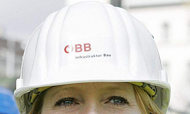 Sicherheitshalber schon den Helm aufgesetzt: Verkehrsministerin Bures zieht bei ÖBB-Frühpensionen die Bremse.  