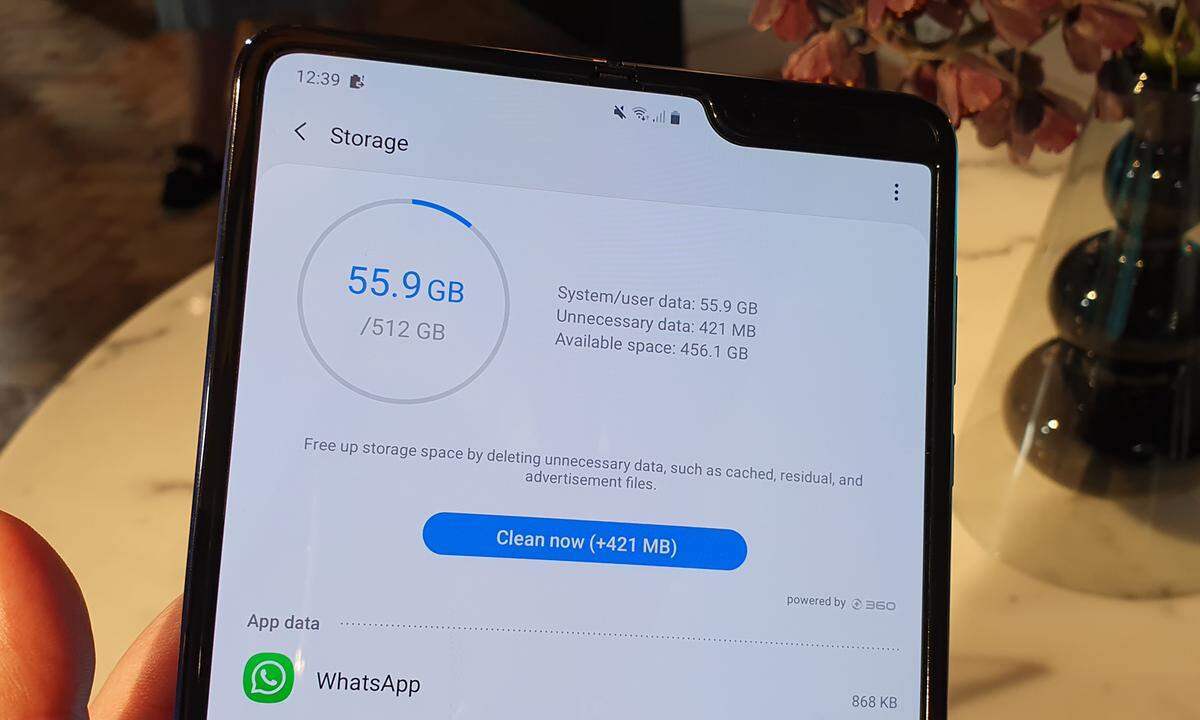 Standardmäßig wird das Galaxy Fold mit 12 Gigabyte RAM und 512 Gigabyte Arbeitsspeicher ausgeliefert. Davon benötigt das Betriebssystem knapp 50 Gigabyte. Das ist deutlich mehr als bei herkömmlichen Geräten. Mit knapp 450 Gigabyte Speicher sollten Nutzer nicht allzu schnell in Bedrängnis kommen. Ein Ausweichen auf externe Speichermedien wie eine microSD-Karte ist aber nicht möglich.