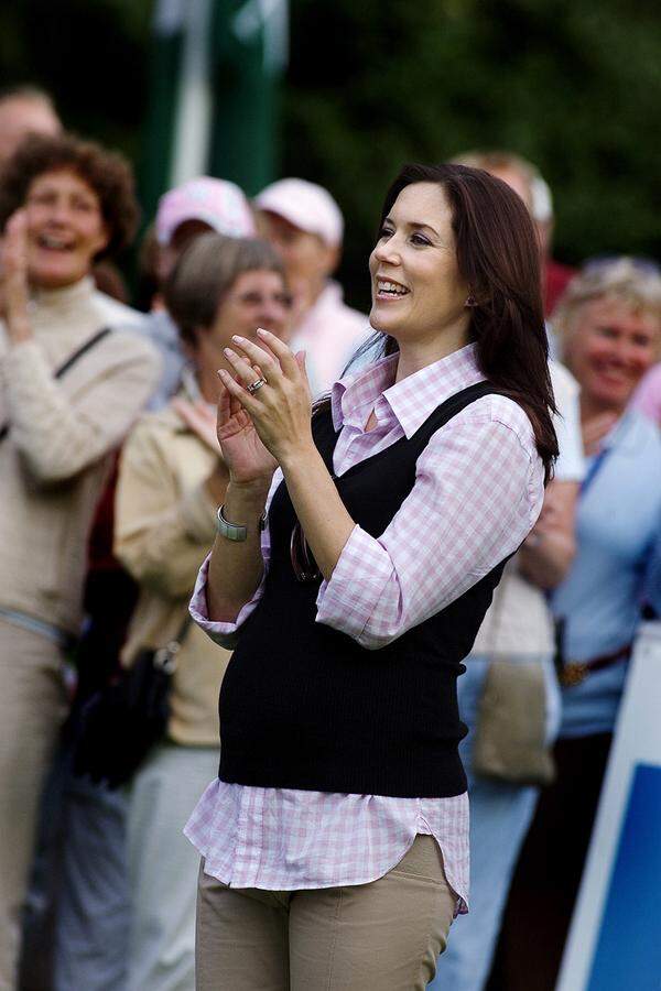 Abseits von eleganten Kleidern zeigte sich Mary von Dänemark leger in Bluse und Pollunder.