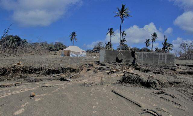 Zerstörte Häuser und Straßen nach dem Vulkanausbruch