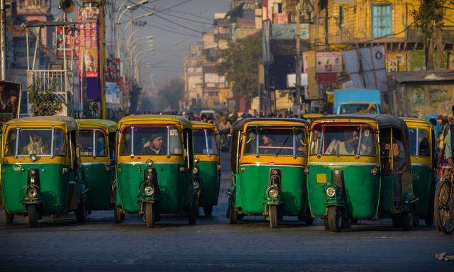 Die Umgestaltung der Mobilität muss zur Infrastruktur passen: im Bild Tuk-Tuks in Neu-Delhi. 