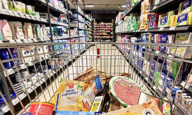 Inflation stabilisiert sich Einkaufswagen im Supermarkt am 25.02.2023 in NRW. Kanzleramt beendet konzertierte Aktion geg