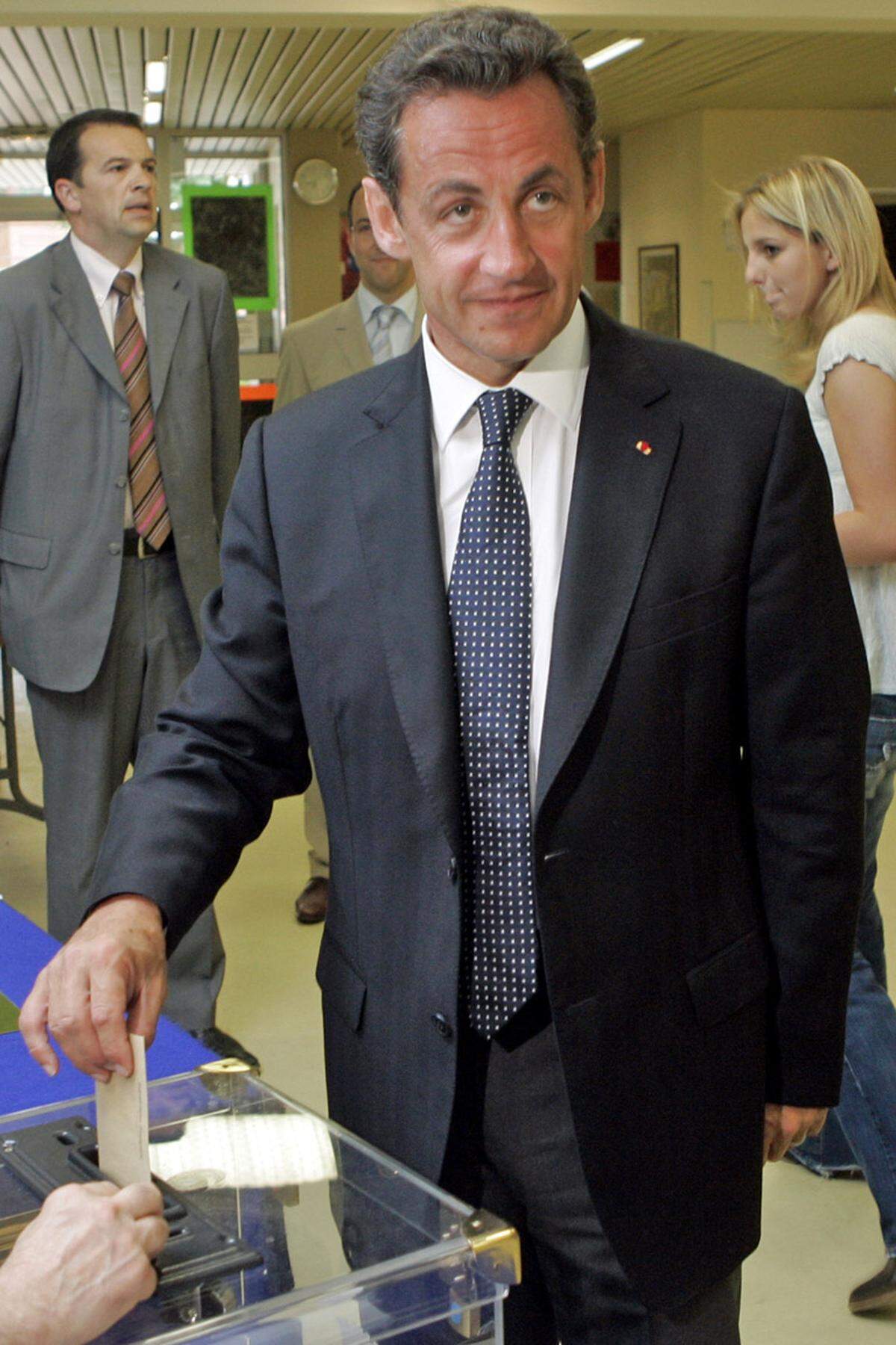Sarkozy, geboren am 28. Januar 1955 in Paris, schnupperte schon früh politische Luft: Nach seinem Studium des Öffentlichen Rechts und der Politikwissenschaft - seit 1980 besitzt er eine Zulassung als Anwalt - stieg er 1977 in die Politik ein. Er wurde Gemeinderat von Neuilly-sur-Seine, wo er von 1983 bis 2002 Bürgermeister war.