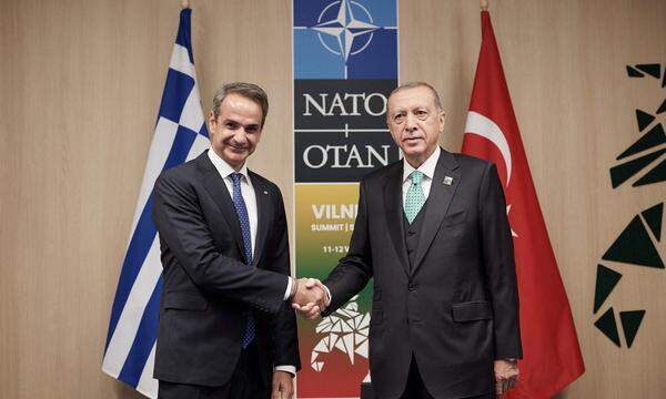 Der griechische Premier Mitsotakis mit dem türkischen Präsidenten Erdogan am Rande des Nato-Gipfels in Litauen. 