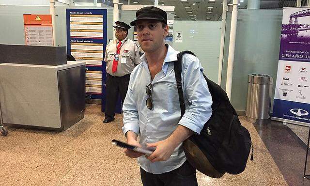 Der argentinischer Journalist Damian Pachtervor seinem Flug am Flughafen von Buenos Aires.