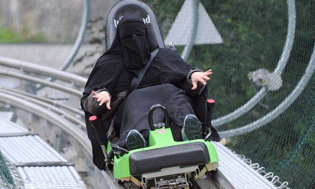 Archivbild: Eine arabische Touristin auf der Sommerrodelbahn in Kaprun.