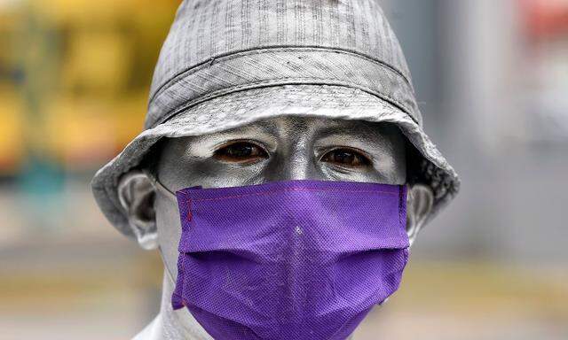 Ein mexikanischer Straßenkünstler mit Stoffmaske