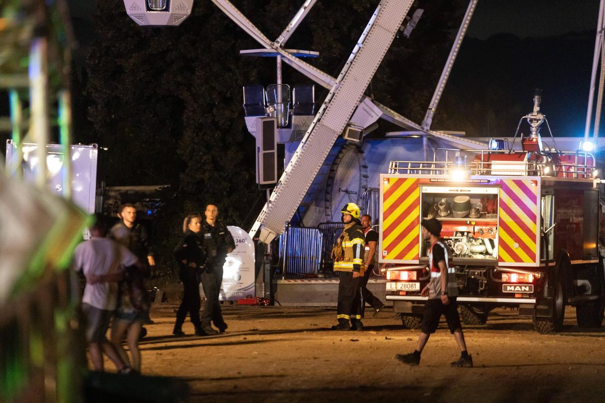 Four police officers were also injured in the fire at the Ferris wheel in Leipzig.