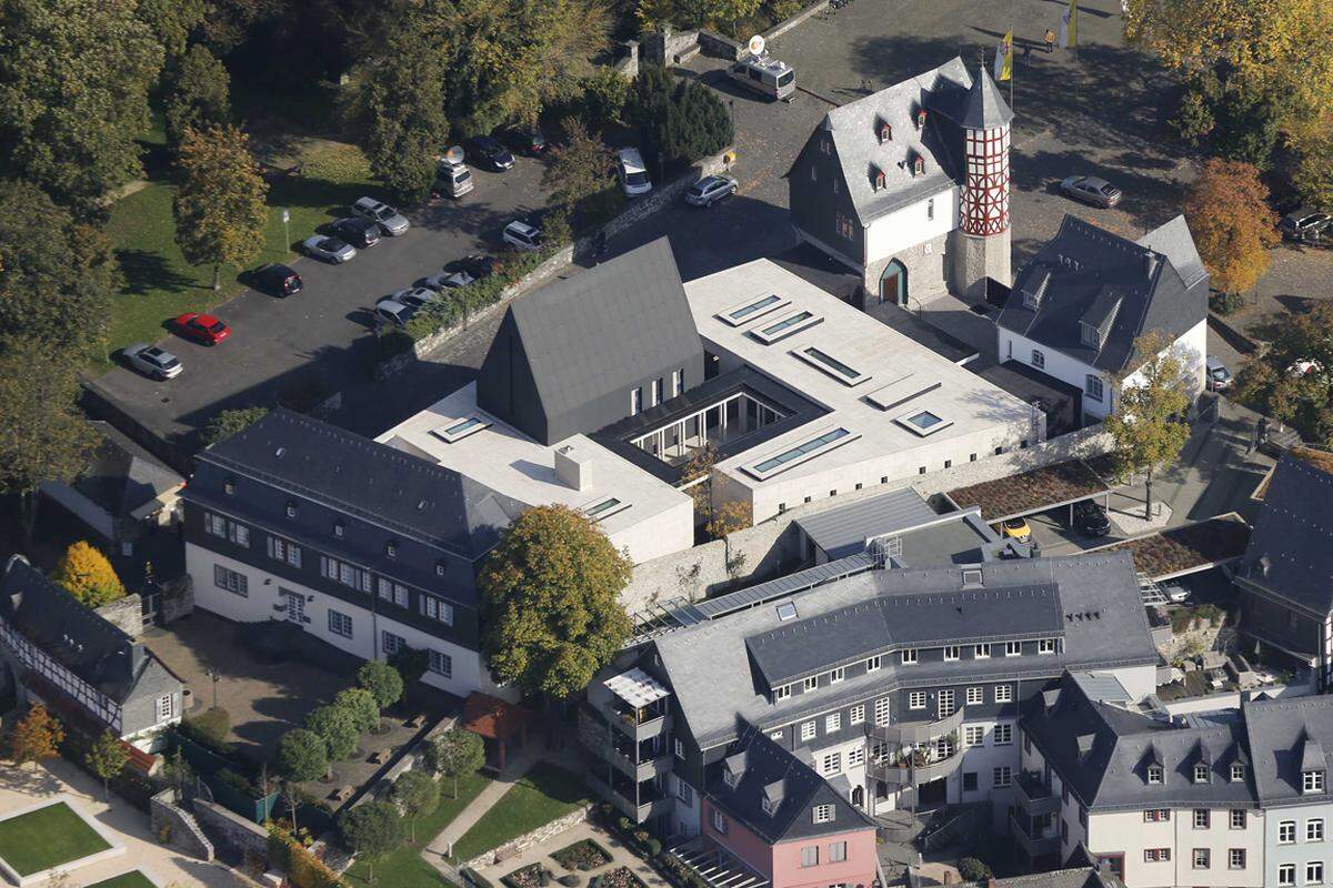 Es ist bezugsfertig, das neue Diözesane Zentrum "St. Nikolaus" des Bistums Limburg. Schon bevor Franz-Peter Tebartz-van Elst zum Diözesanbischof ernannt wird, stand der Beschluss eines Neubaus in unmittelbarer Nähe zum Dom fest. Das Bistum hatte für den Neubau 5,5 Millionen Euro eingeplant. Im Mai 2010 rollten die Bagger an.