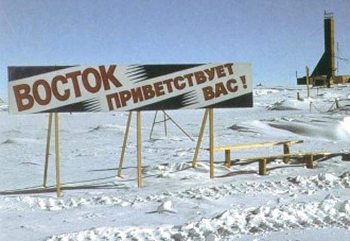 An der Wostok-Station, einer 1957 errichteten russischen Forschungsstation in der Ostantarktis, wurde die kälteste Temperatur gemessen. 1983 zeigte das Thermometer in Wostok minus 89,2 Grad Celsius und damit die niedrigste Außentemperatur weltweit.