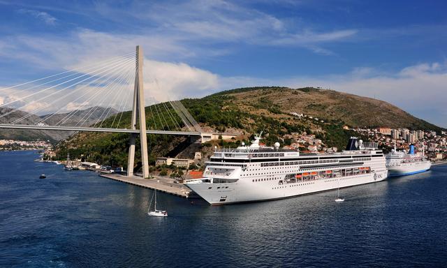 Ein Kreuzfahrtschiff am Hafen von Dubrovnik.