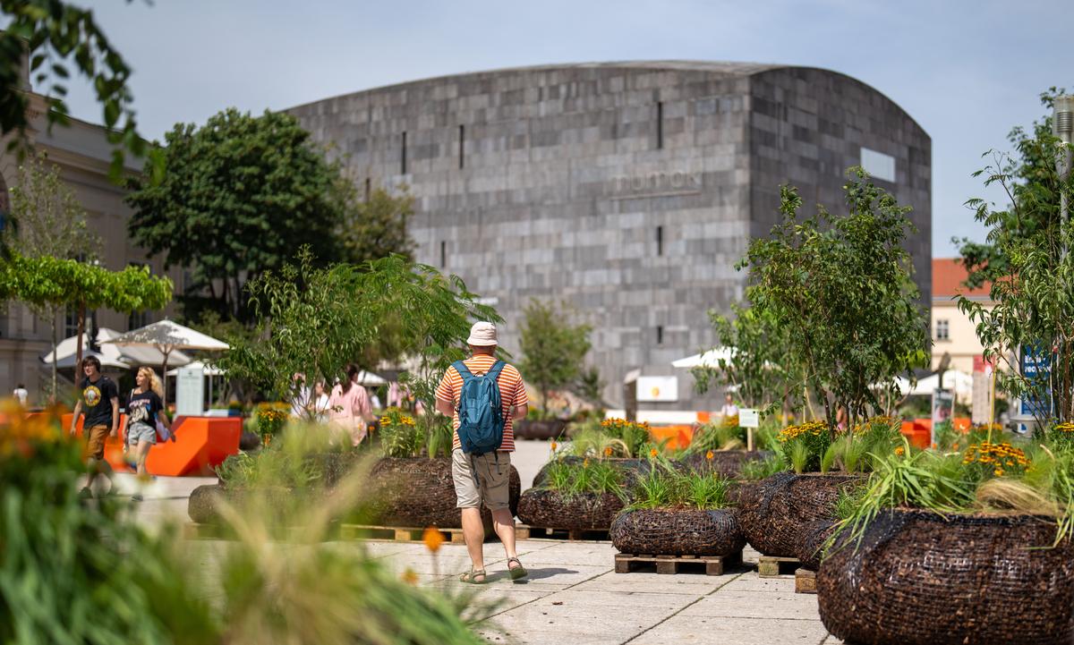 Temporäre grüne Inseln im Museumsquartier sollen „einen Wald simulieren“.