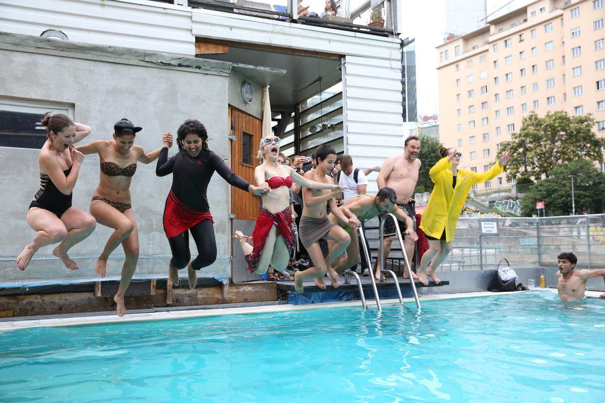 Schließlich ging es aufs Badeschiff, wo nach der Kundgebung bei DJ-Klängen gefeiert werden sollte.