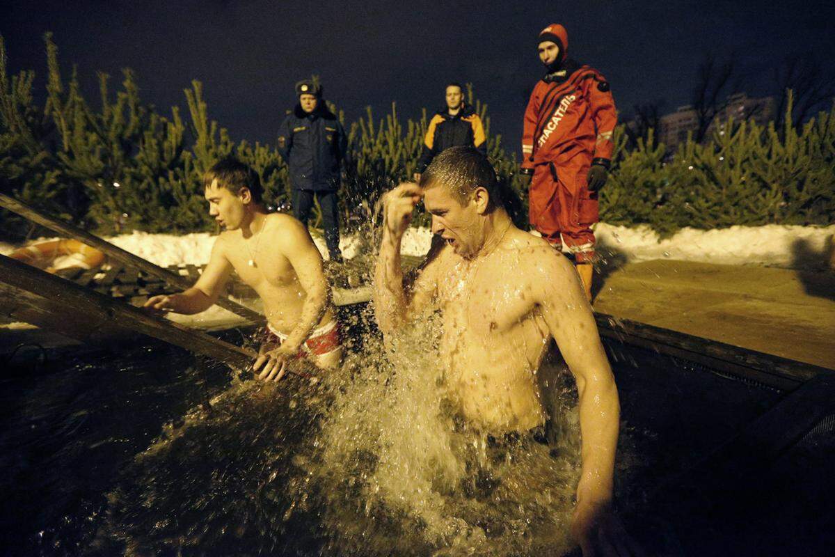 Mit dem rituellen Eisbaden haben sich in Russland Hunderttausende orthodoxe Christen symbolisch von ihren Sünden reingewaschen.