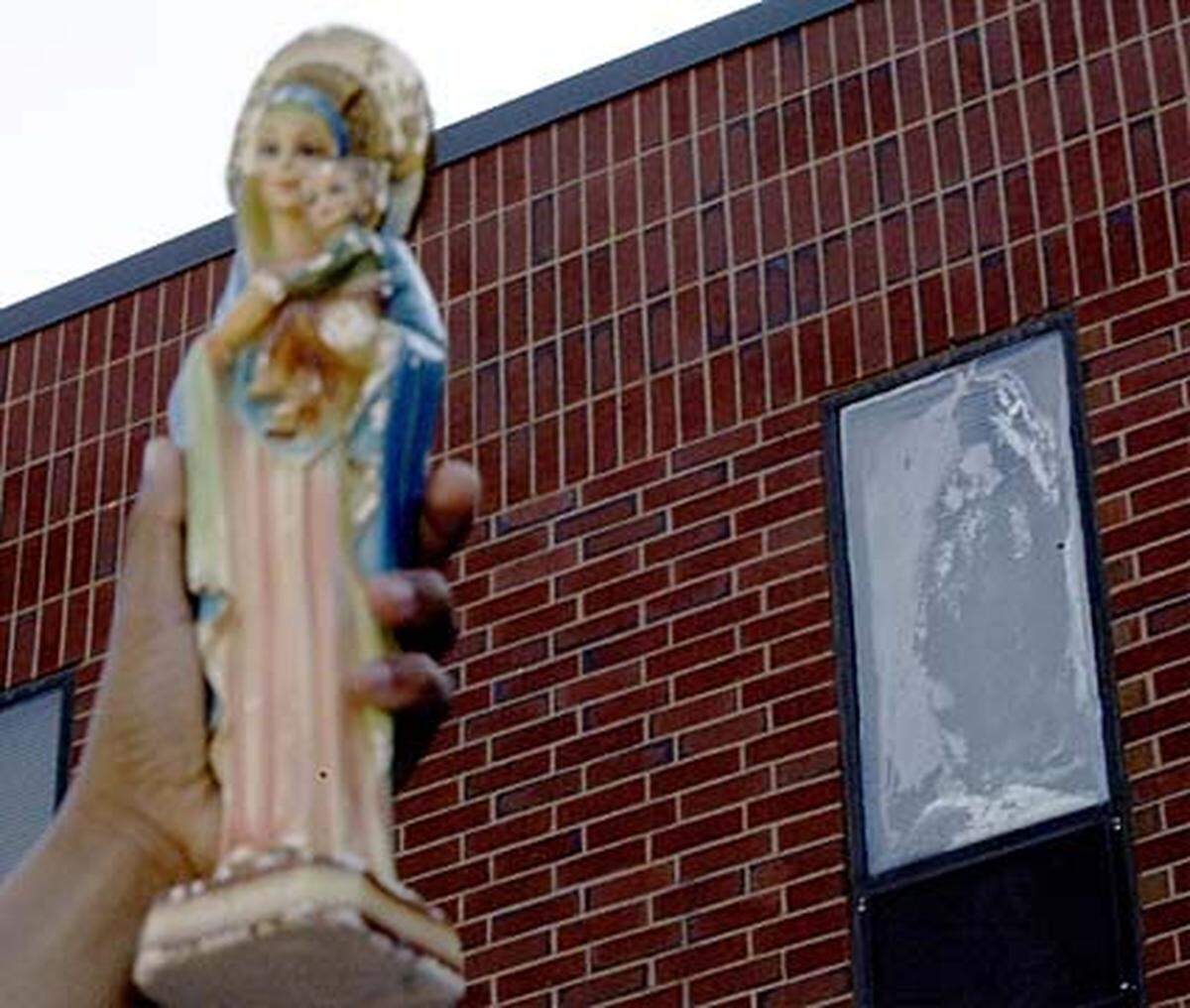 Zehntausende Gläubige strömten 2003 in das Milton Hospital in Massachusetts, weil sie in einem Fenster die Silhouette der Jungfrau Maria zu erkennen glaubten.