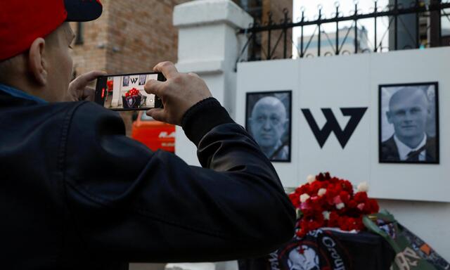 Ein improvisiertes Denkmal für die Wagner-Anführer Jewgeni Prigoschin und Dmitry Utkin in Nizhny Nowgorod.